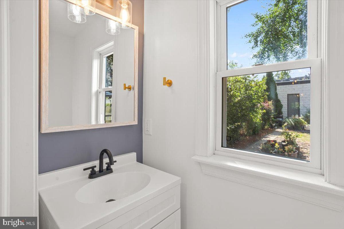 238 E Clay Street photo 17
