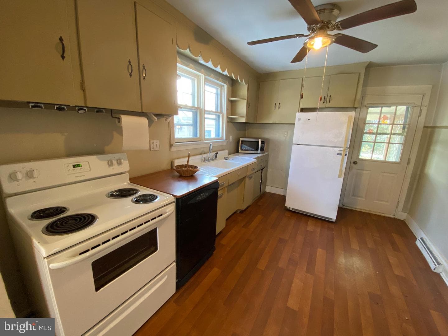 1438 Village Road photo 11