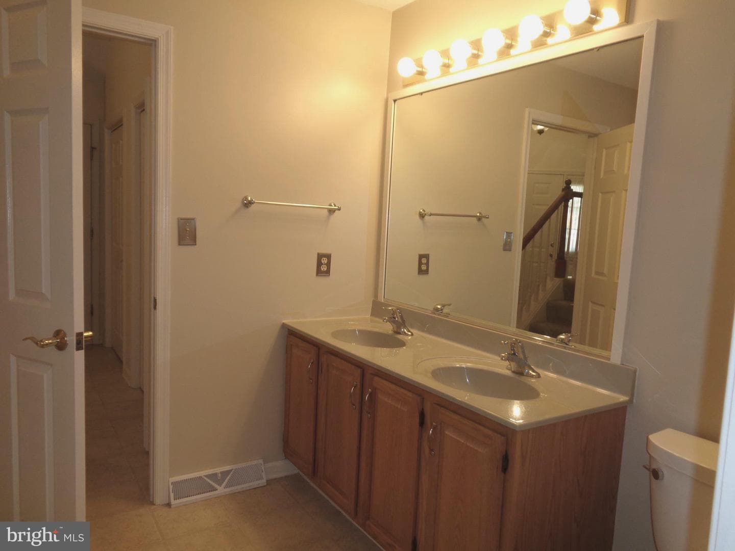 142 Langley Square photo 12