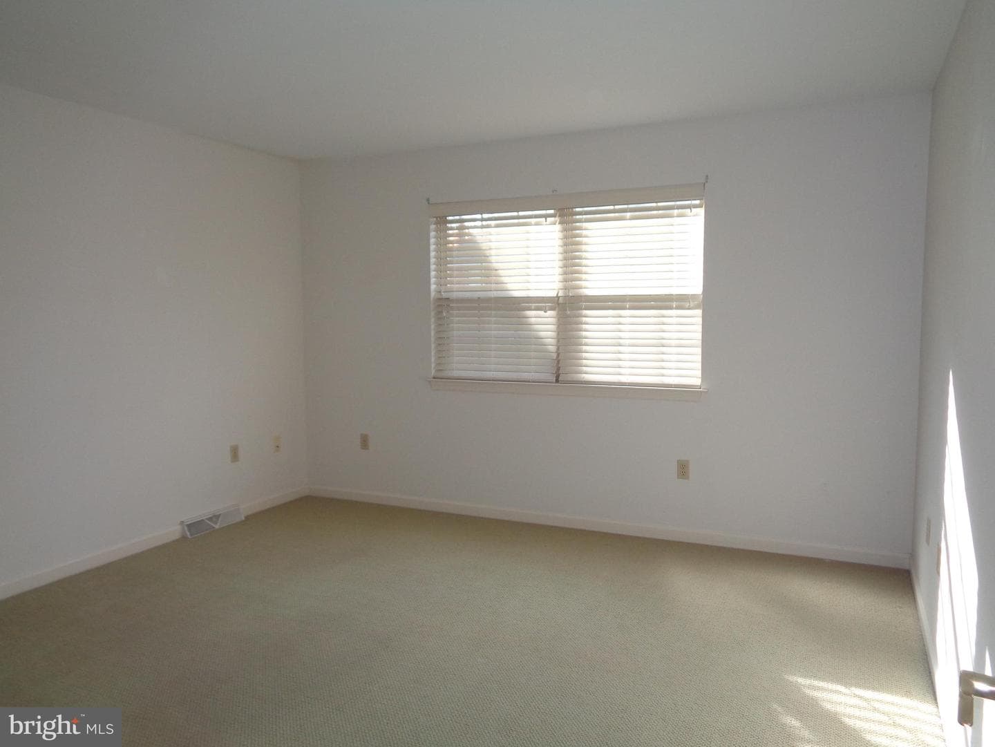 142 Langley Square photo 17