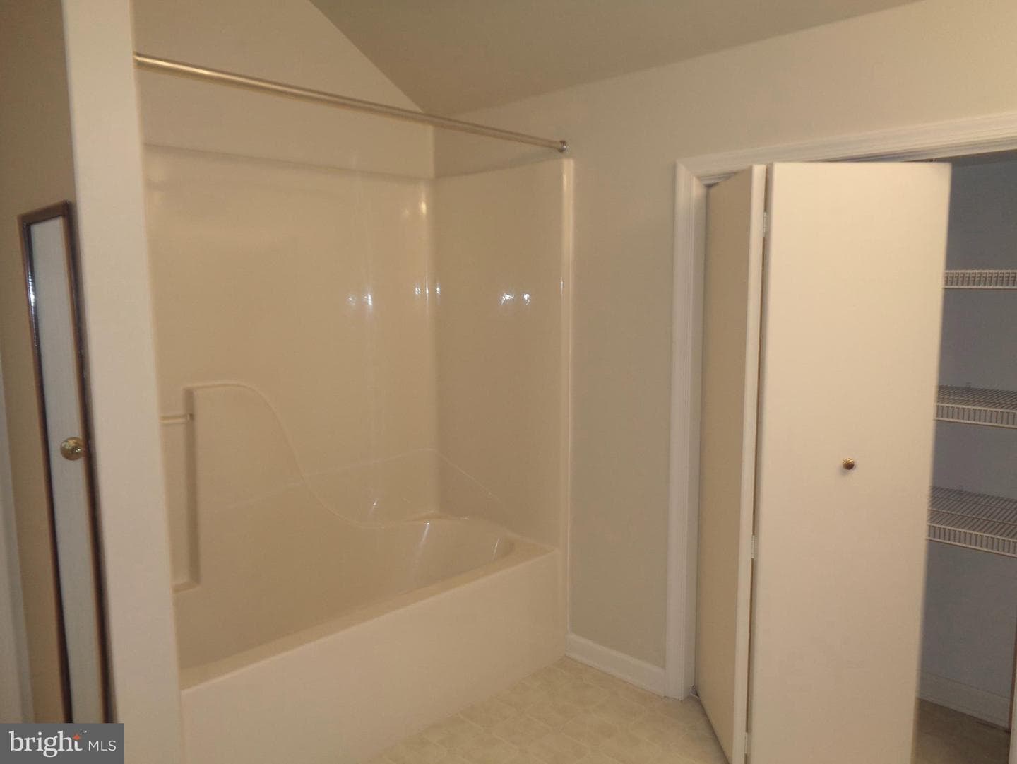 142 Langley Square photo 19