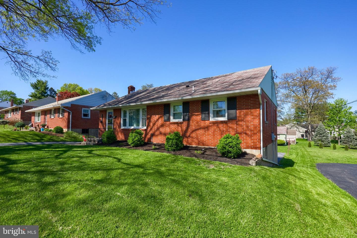 525 Highlawn Avenue photo 4