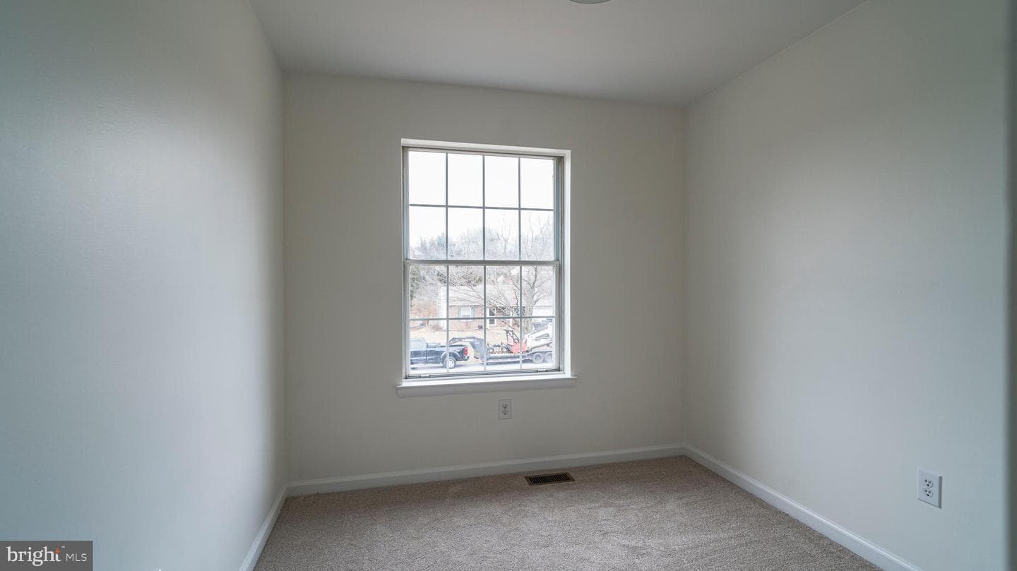 151 Nicholas Road photo 32