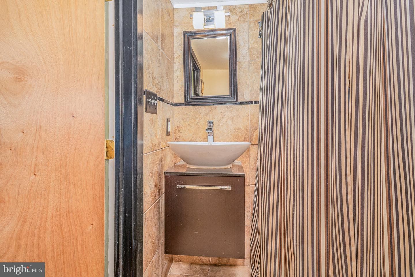 825 W Walnut Street photo 23