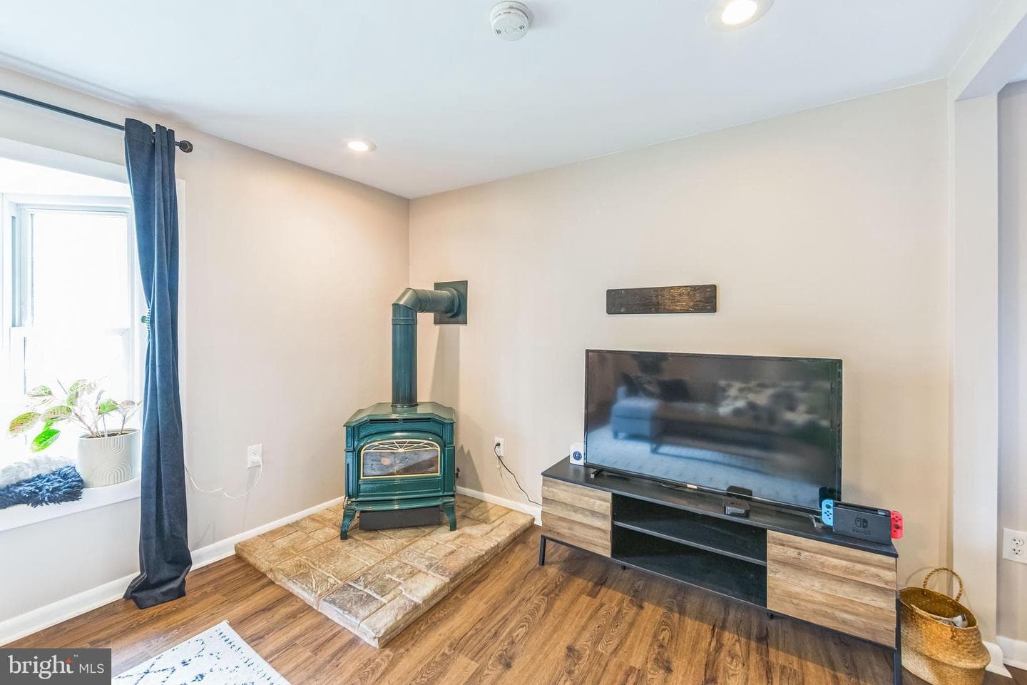 210 Noble Street photo 11