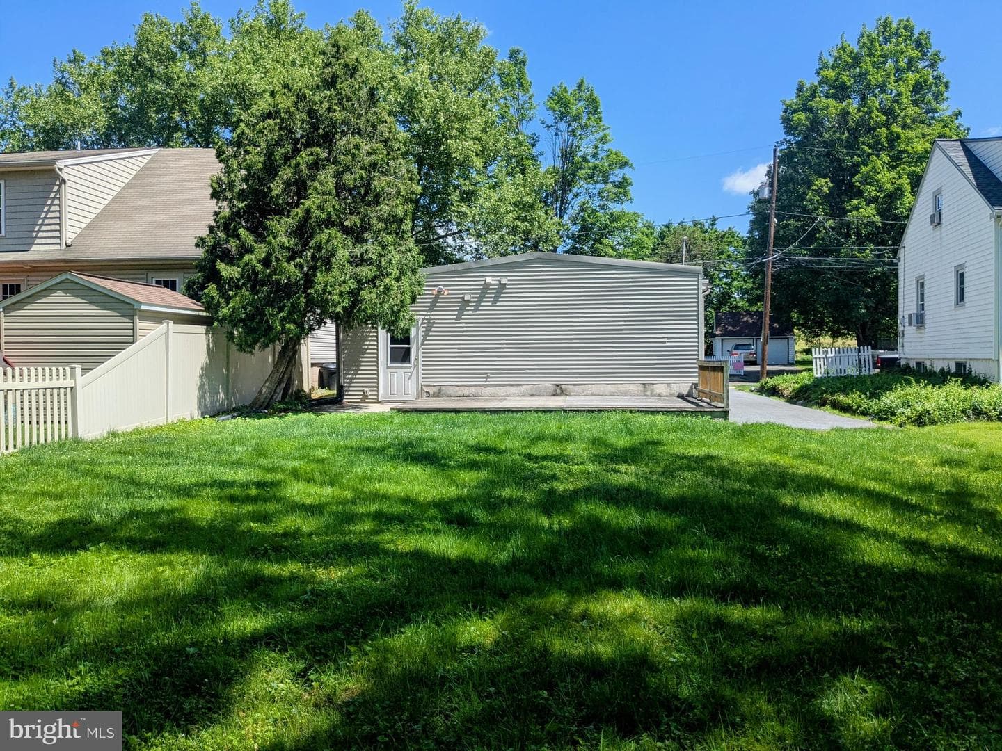 210 Noble Street photo 27