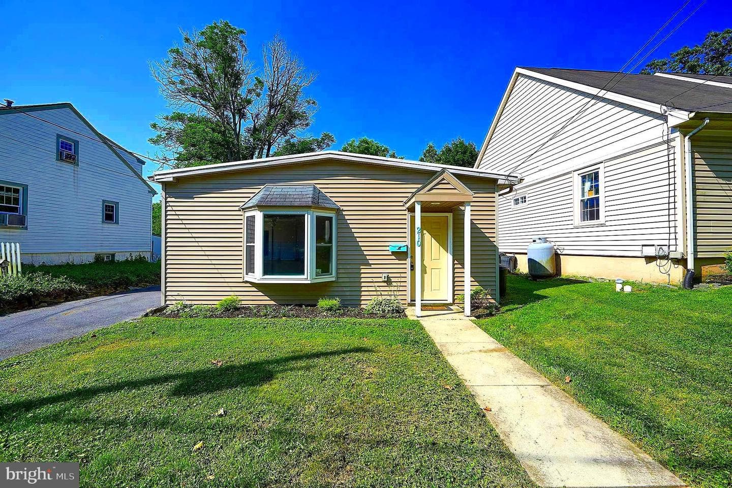 210 Noble Street photo 3