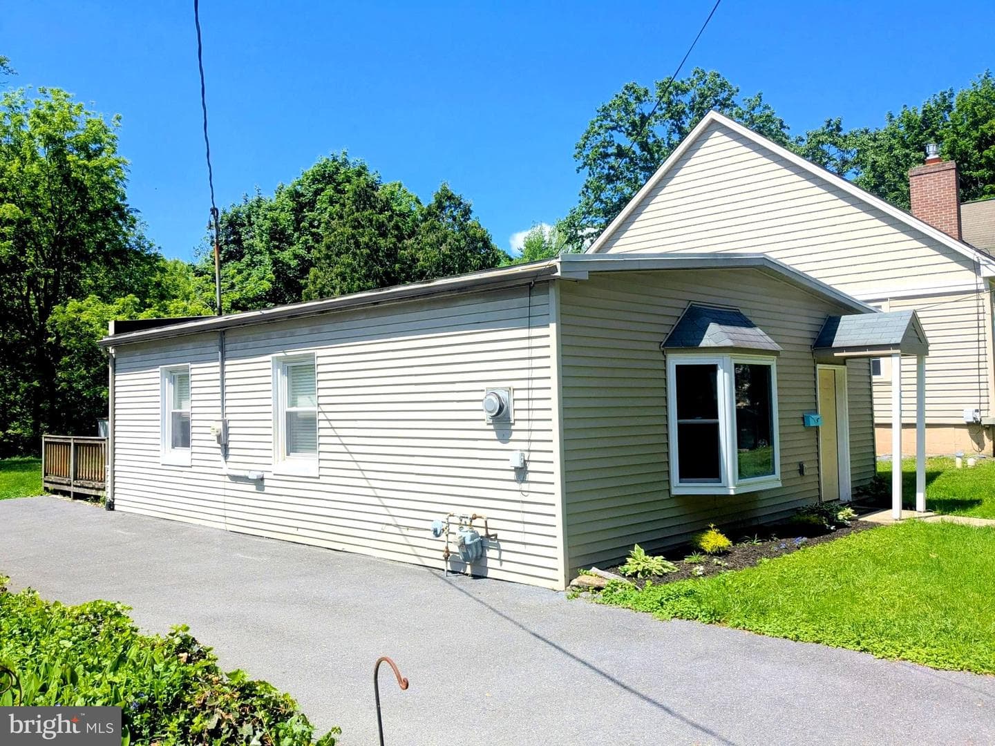 210 Noble Street photo 4