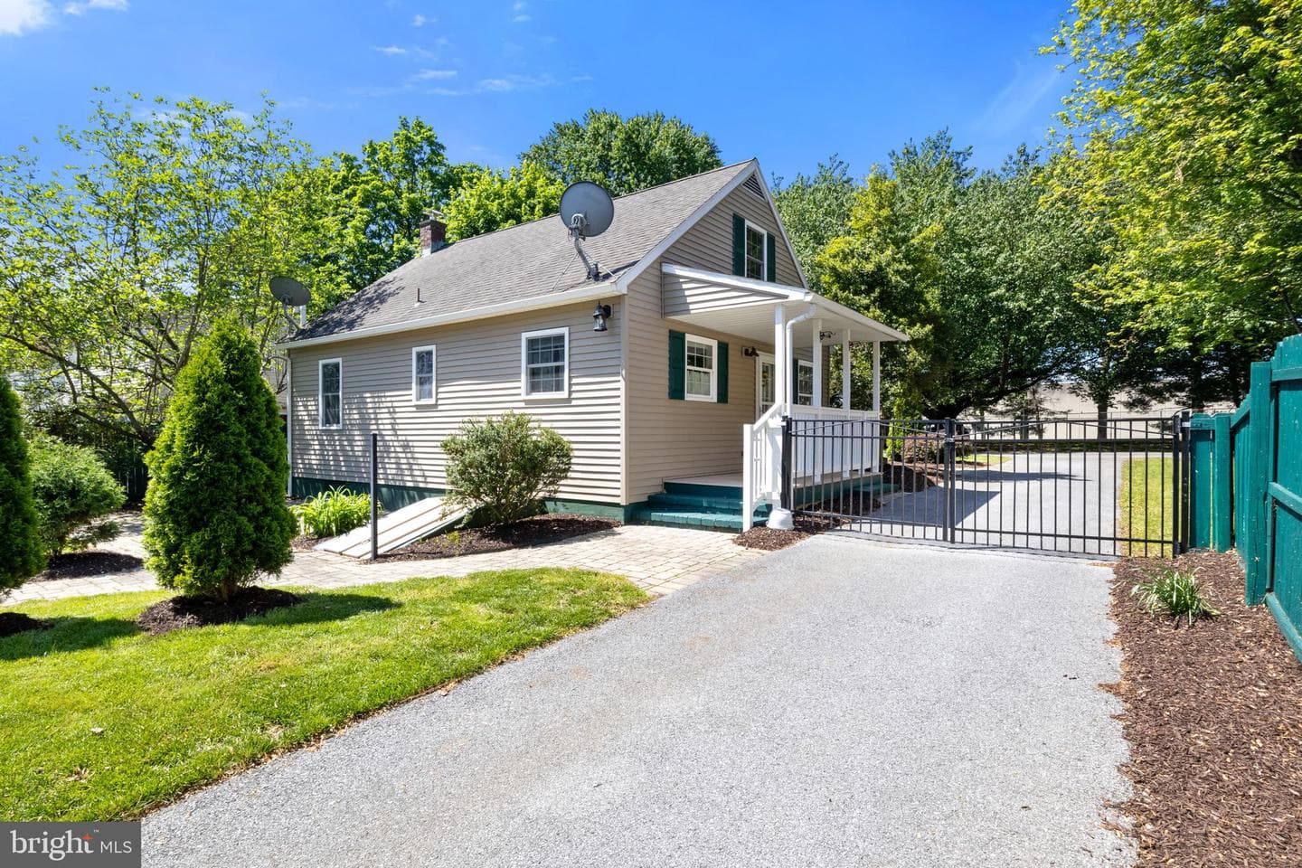 2241 Manor Ridge Drive photo 3