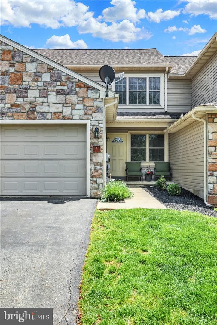 345 Alexandria Court photo 3