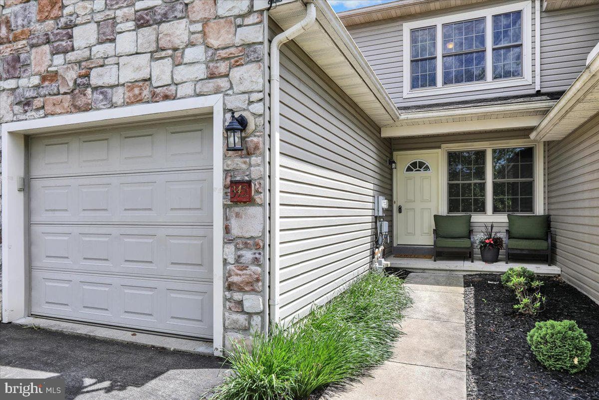 345 Alexandria Court photo 4