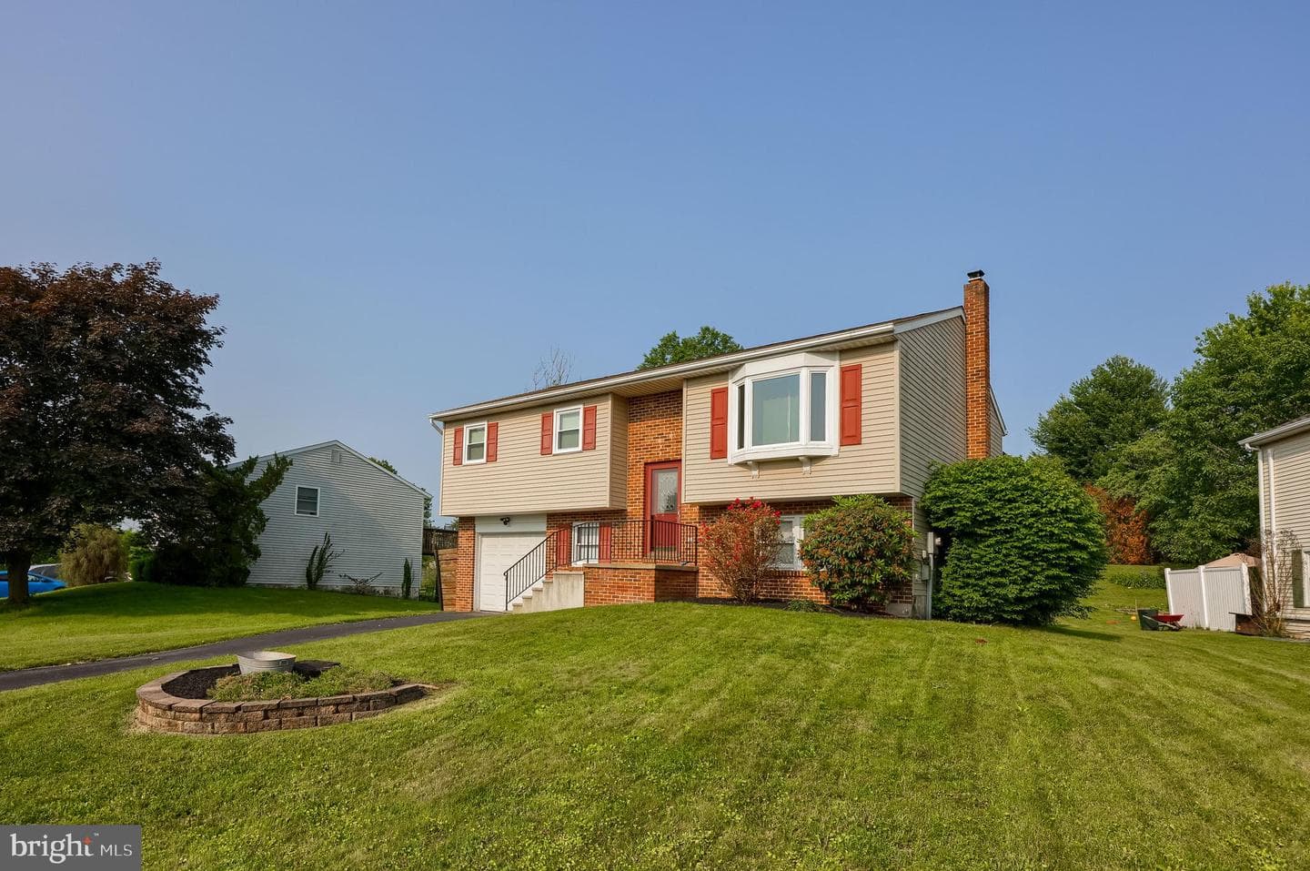 900 Evergreen Street photo 2