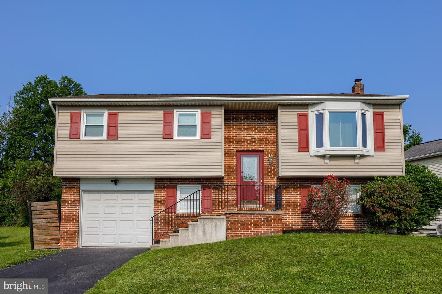900 Evergreen Street photo 3