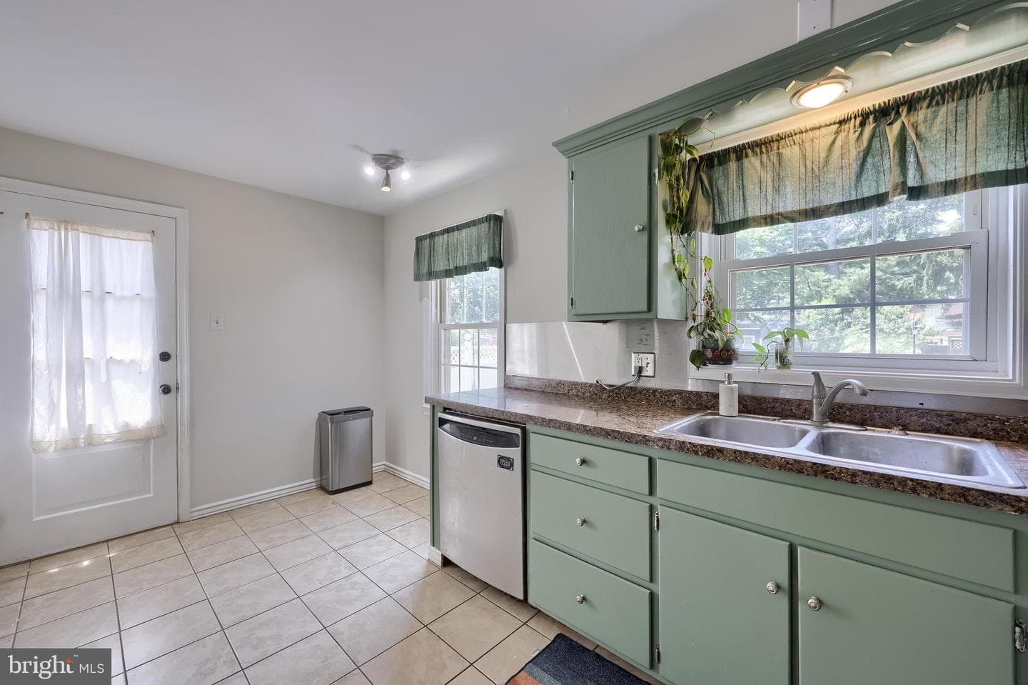 110 Nassau Road photo 15