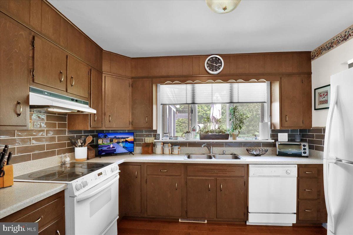 77 Garden City Drive photo 10