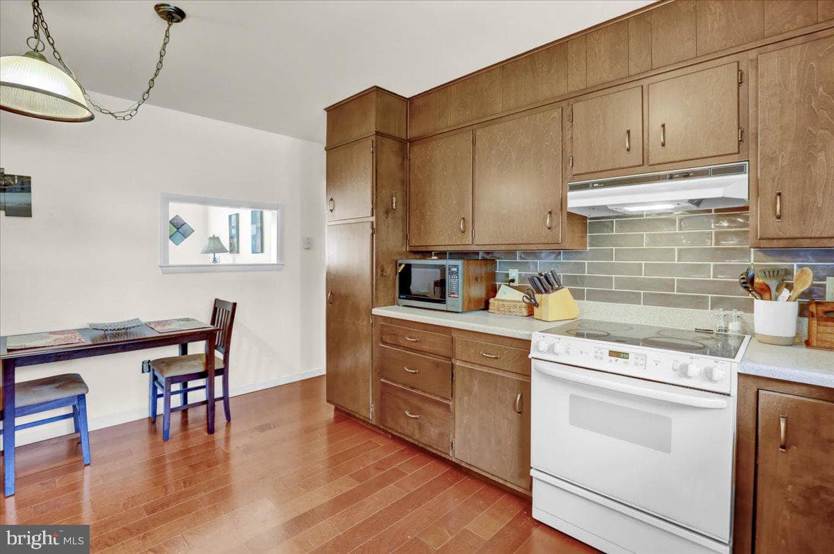 77 Garden City Drive photo 11