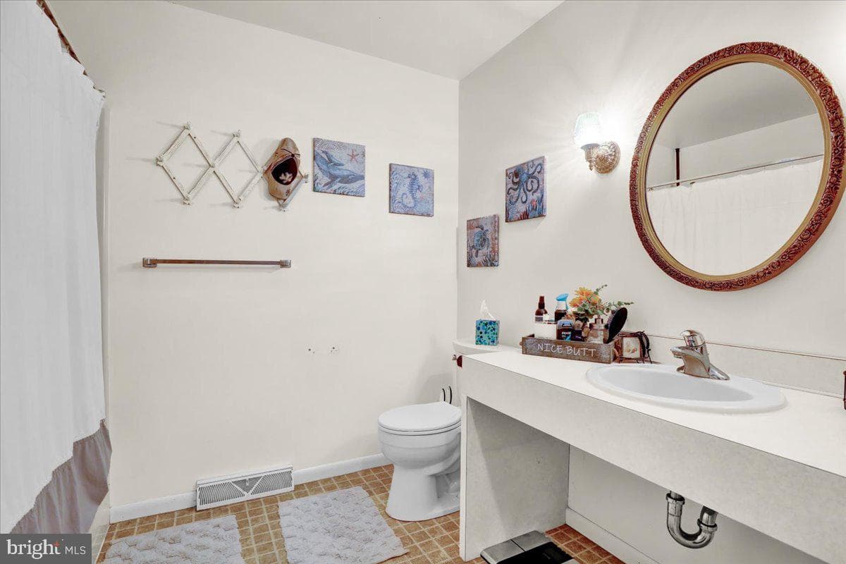 77 Garden City Drive photo 12
