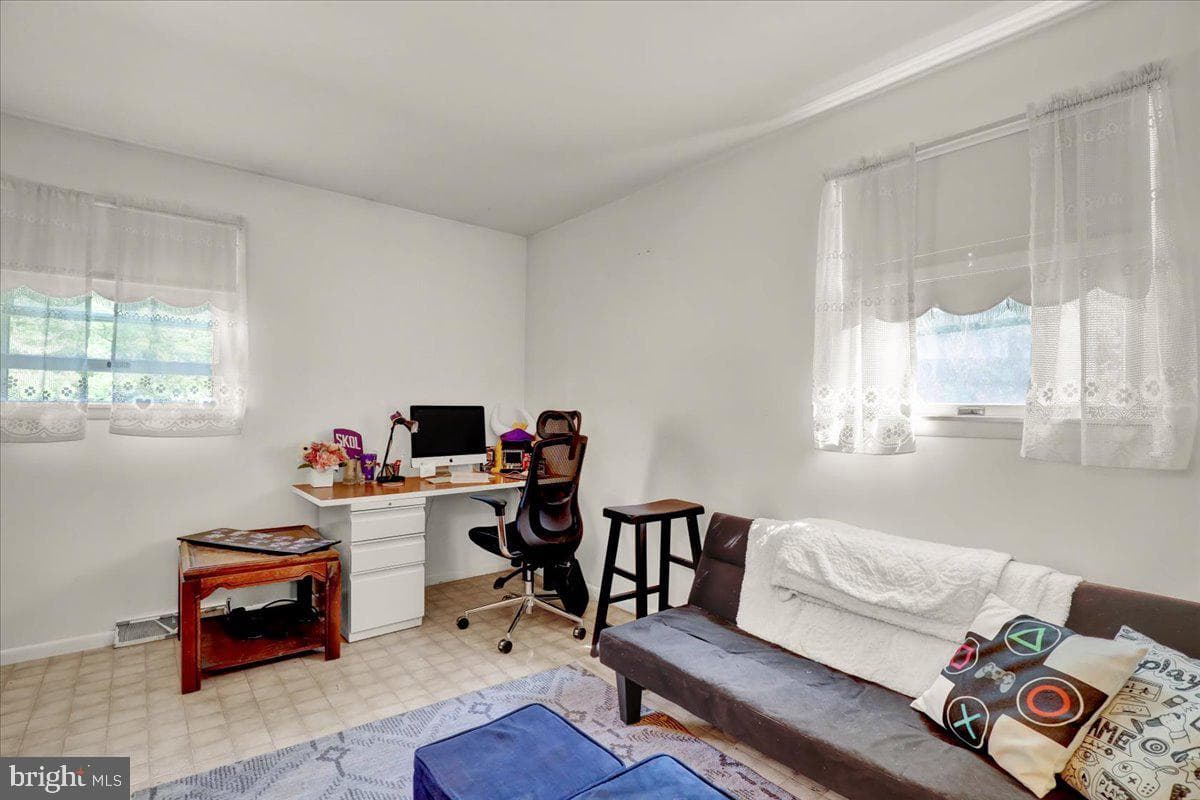 77 Garden City Drive photo 16