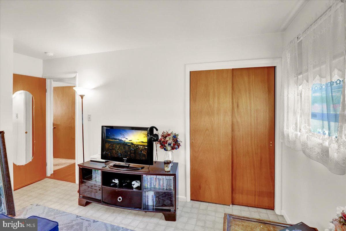 77 Garden City Drive photo 17