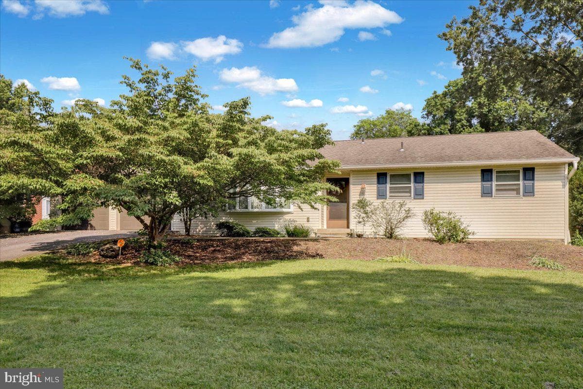 77 Garden City Drive photo 2