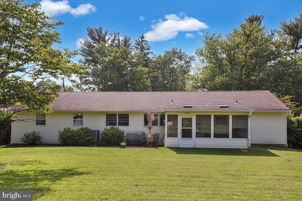 77 Garden City Drive photo 24