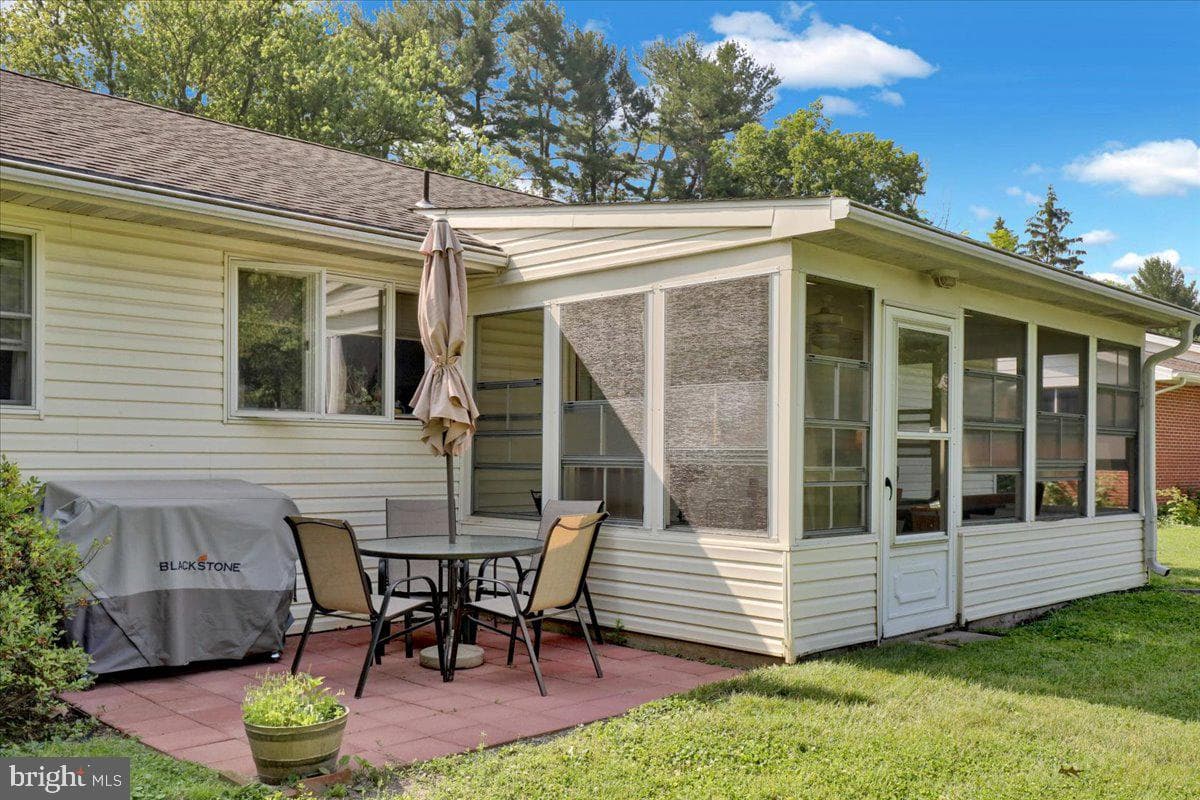 77 Garden City Drive photo 25