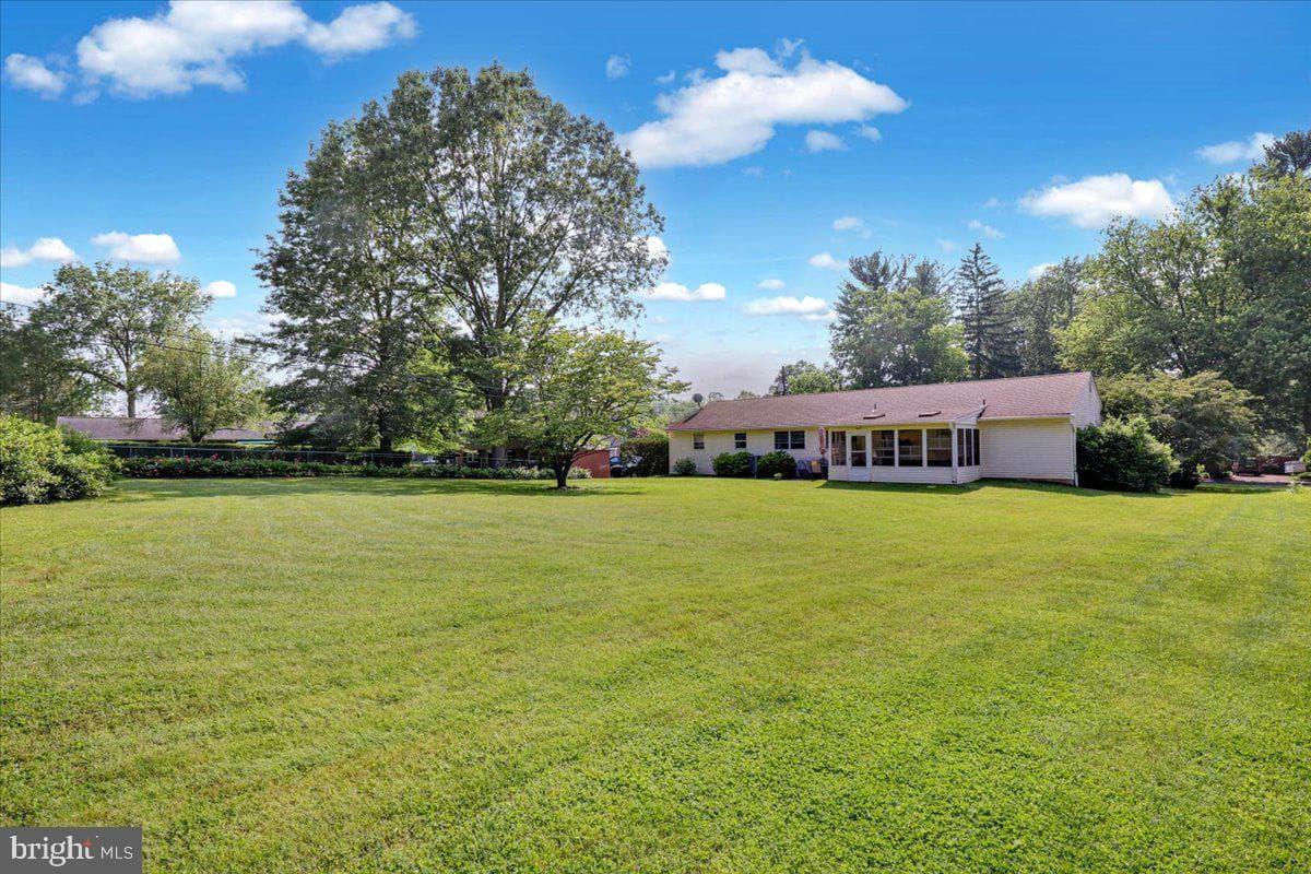 77 Garden City Drive photo 27