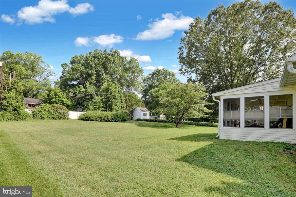 77 Garden City Drive photo 28
