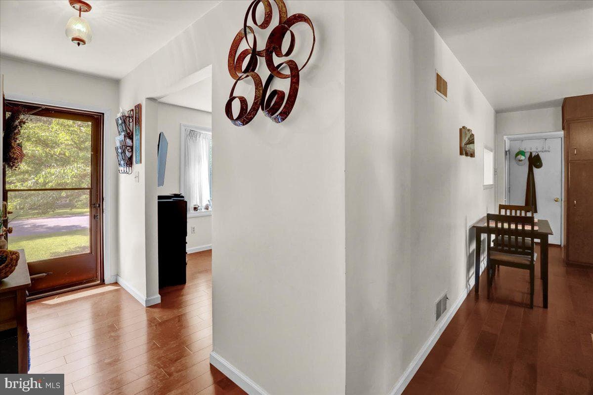 77 Garden City Drive photo 3