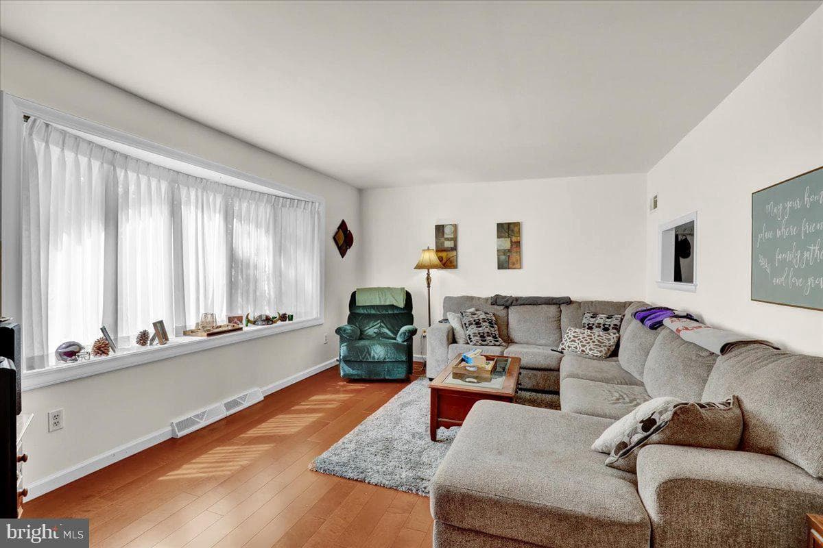 77 Garden City Drive photo 5