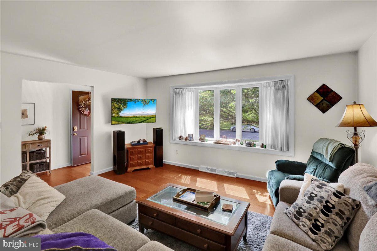 77 Garden City Drive photo 6