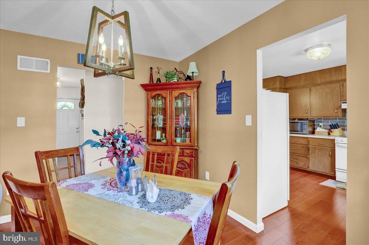 77 Garden City Drive photo 8