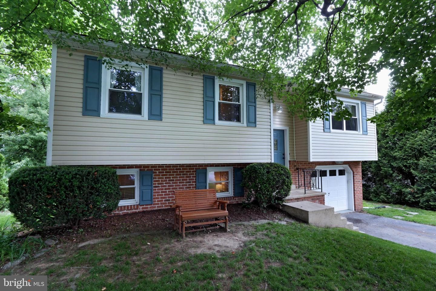 3824 Hillcrest Drive photo 2