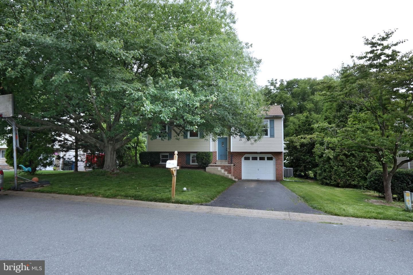 3824 Hillcrest Drive photo 4