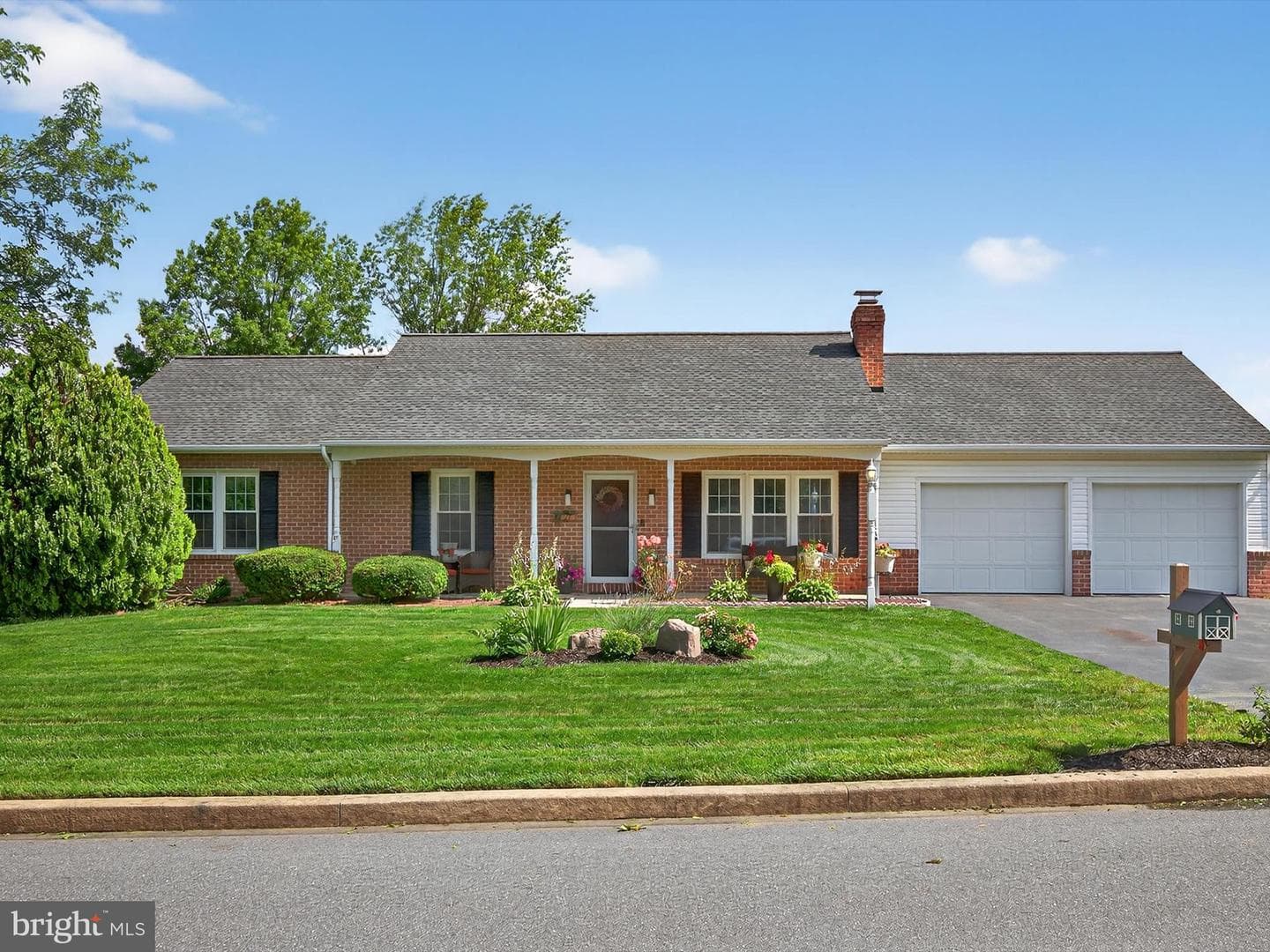 27 Diane Avenue photo 2