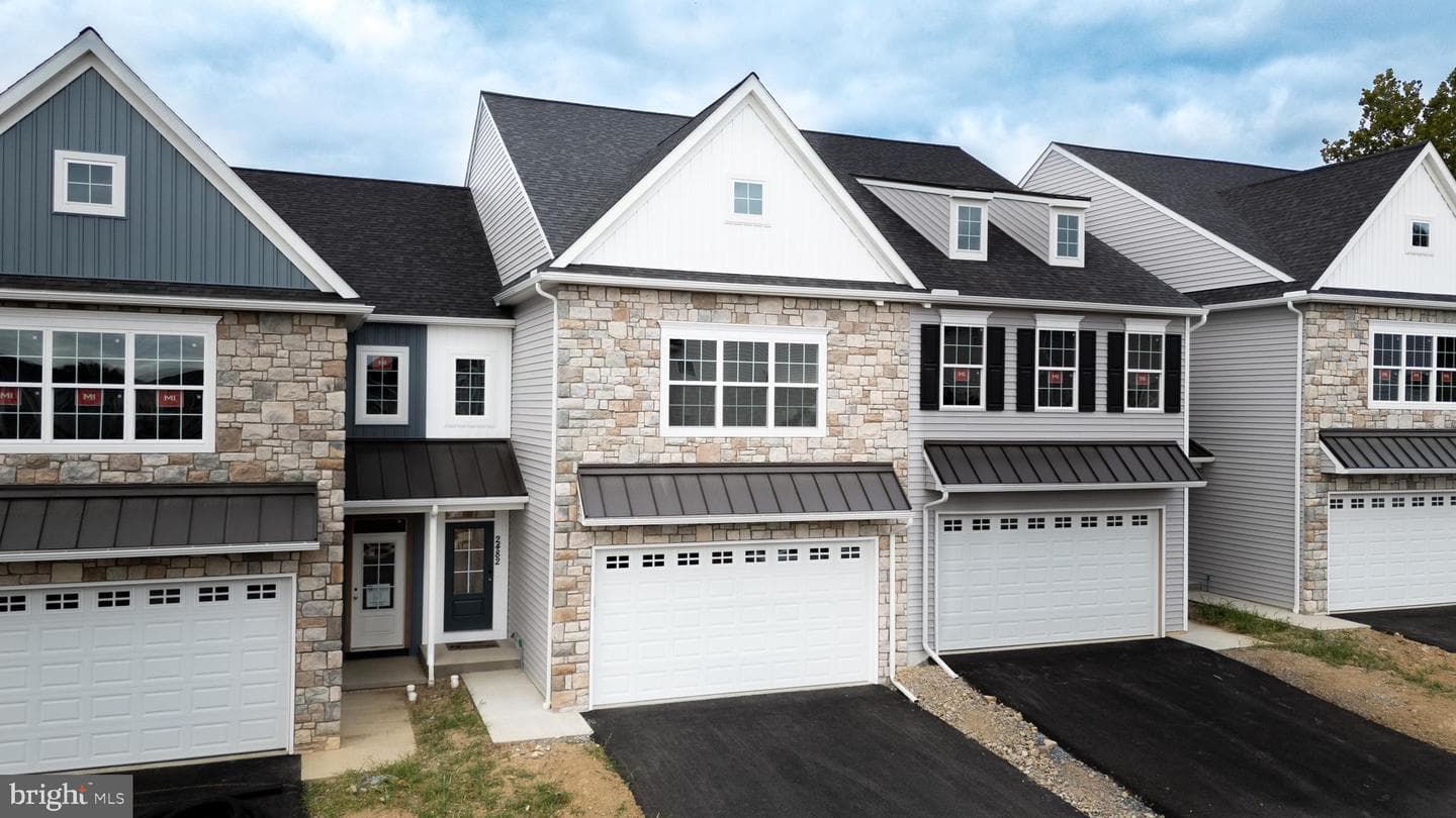 2482 Spring Water Cir, Lancaster