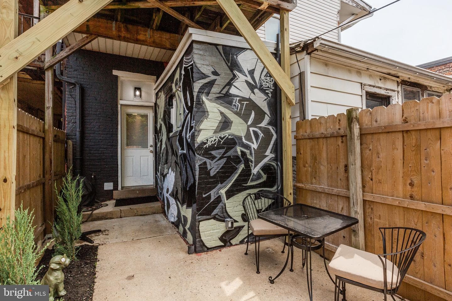 354 N Queen Street photo 39