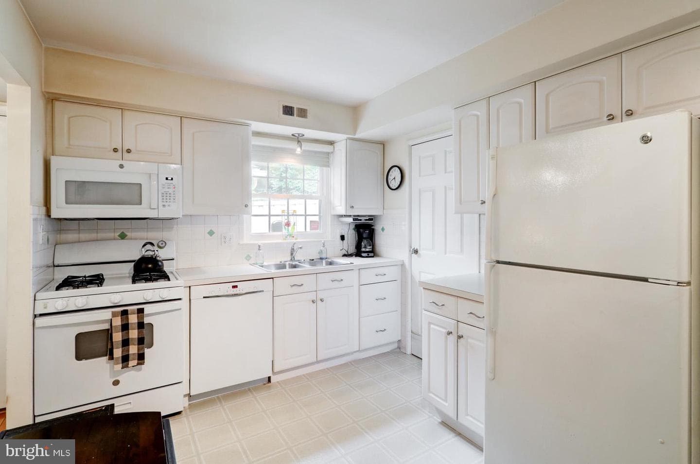 397 Valleybrook Drive photo 5