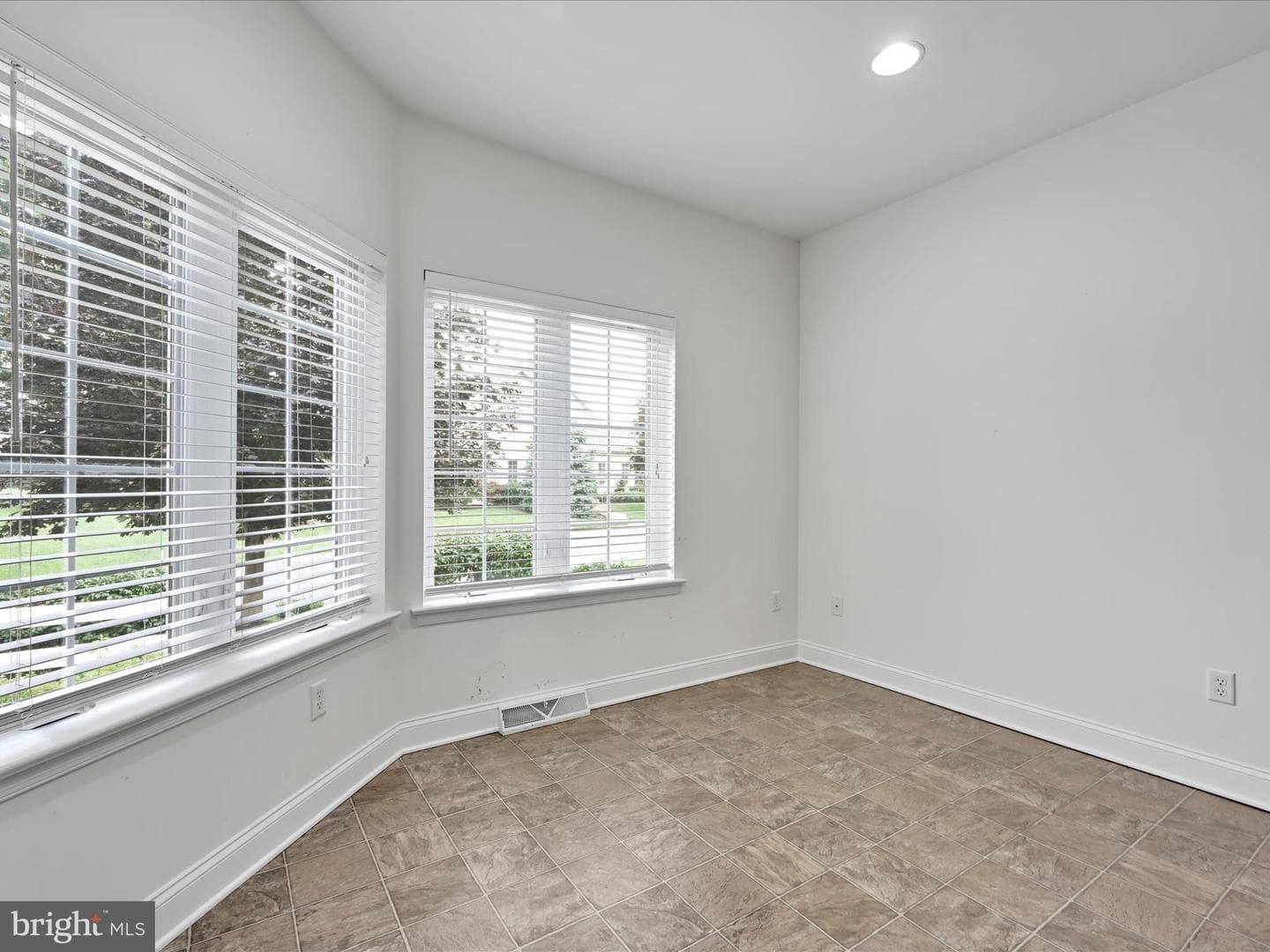 660 Woodfield Drive photo 13