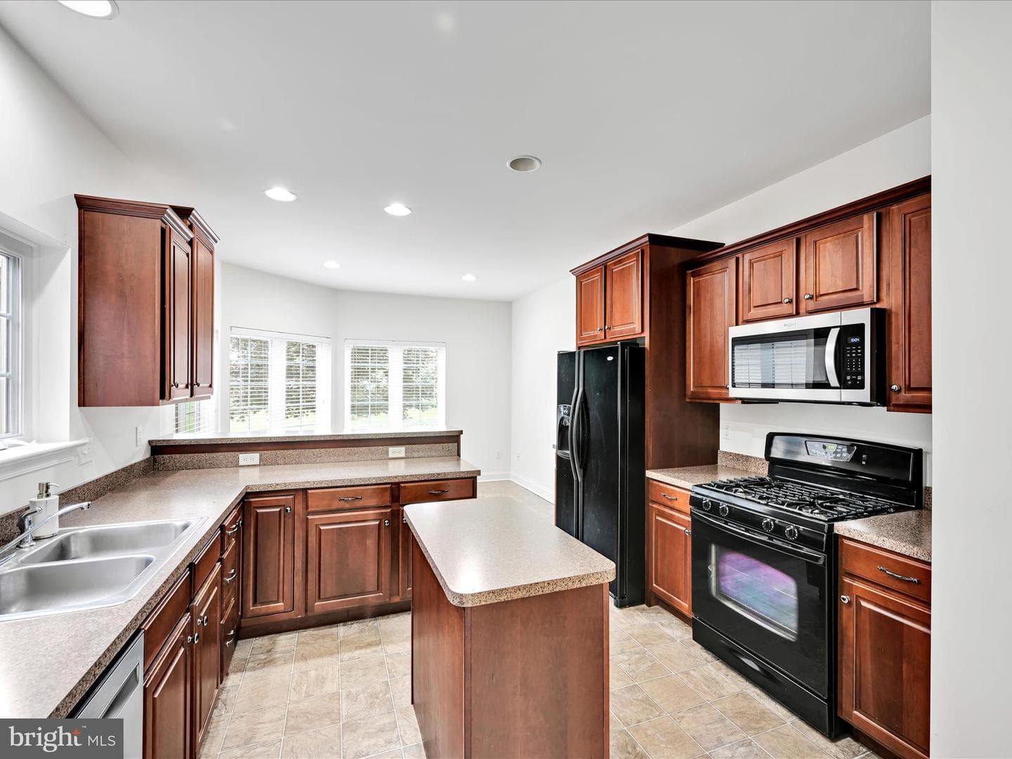 660 Woodfield Drive photo 8