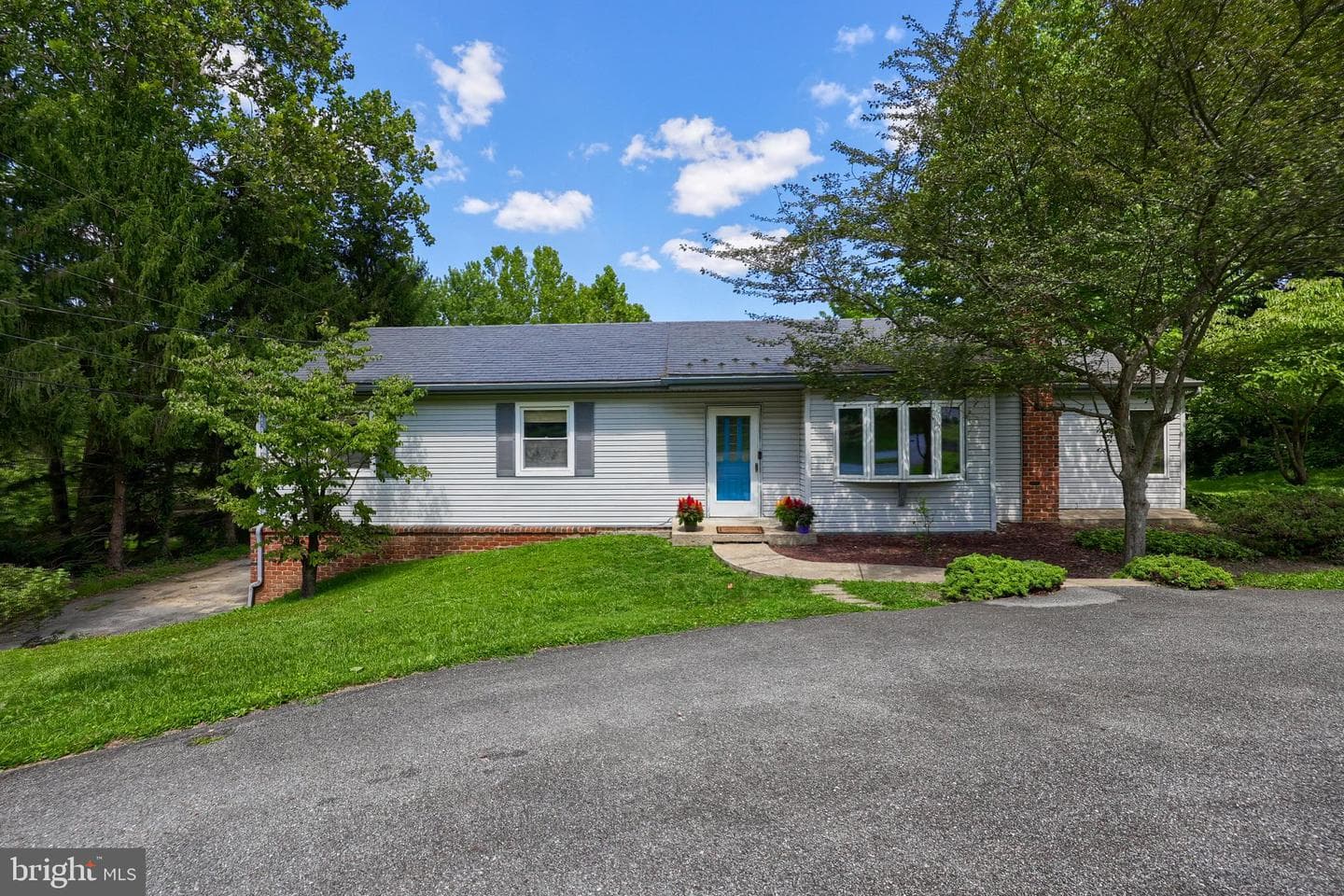 1075 Richmond Road photo 2
