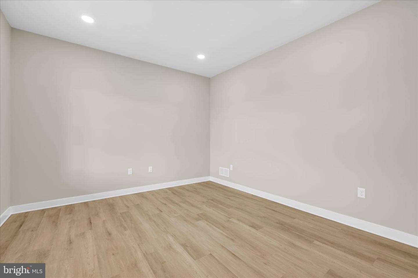126 N. West View photo 8