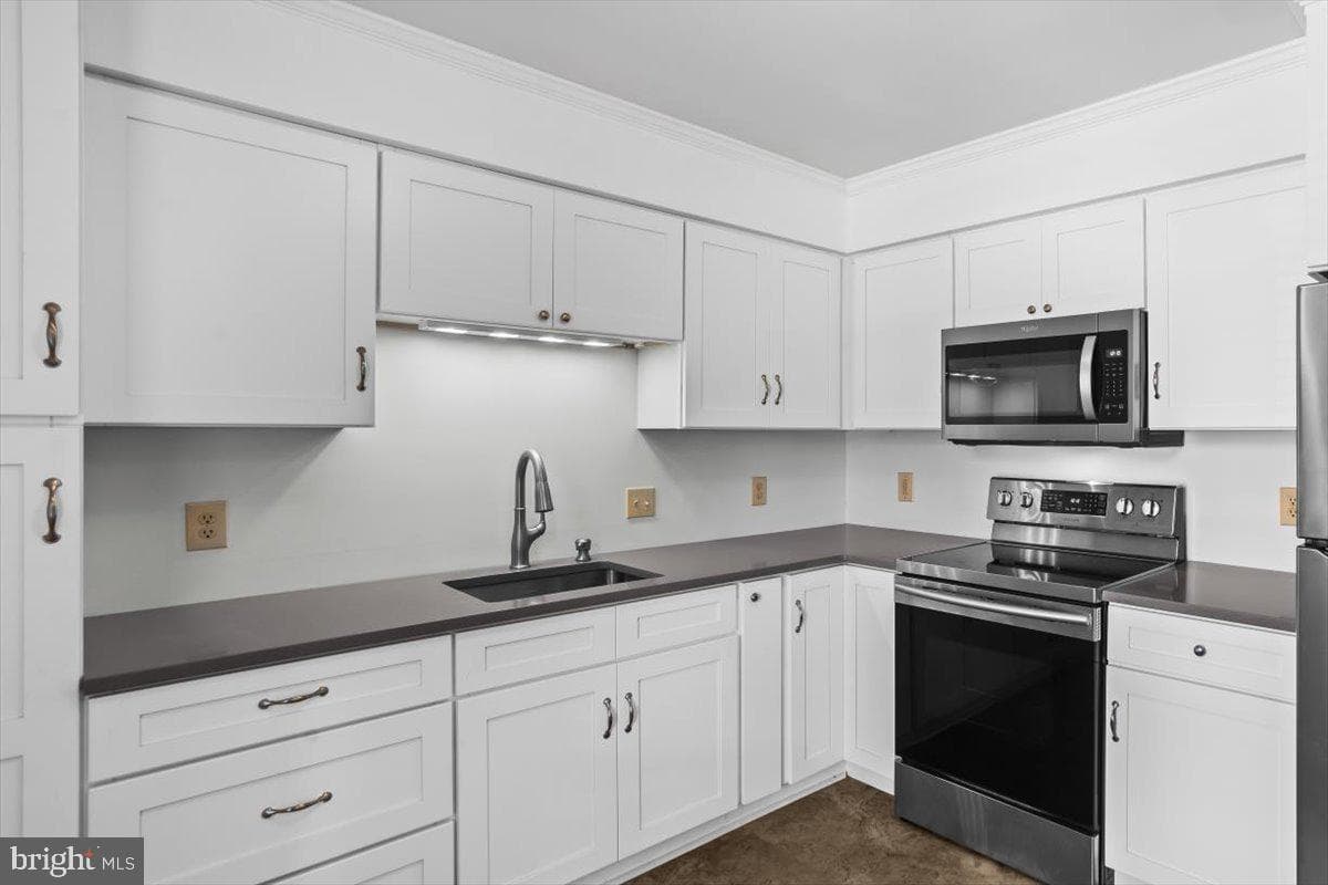 225 Greenview Dr photo 5