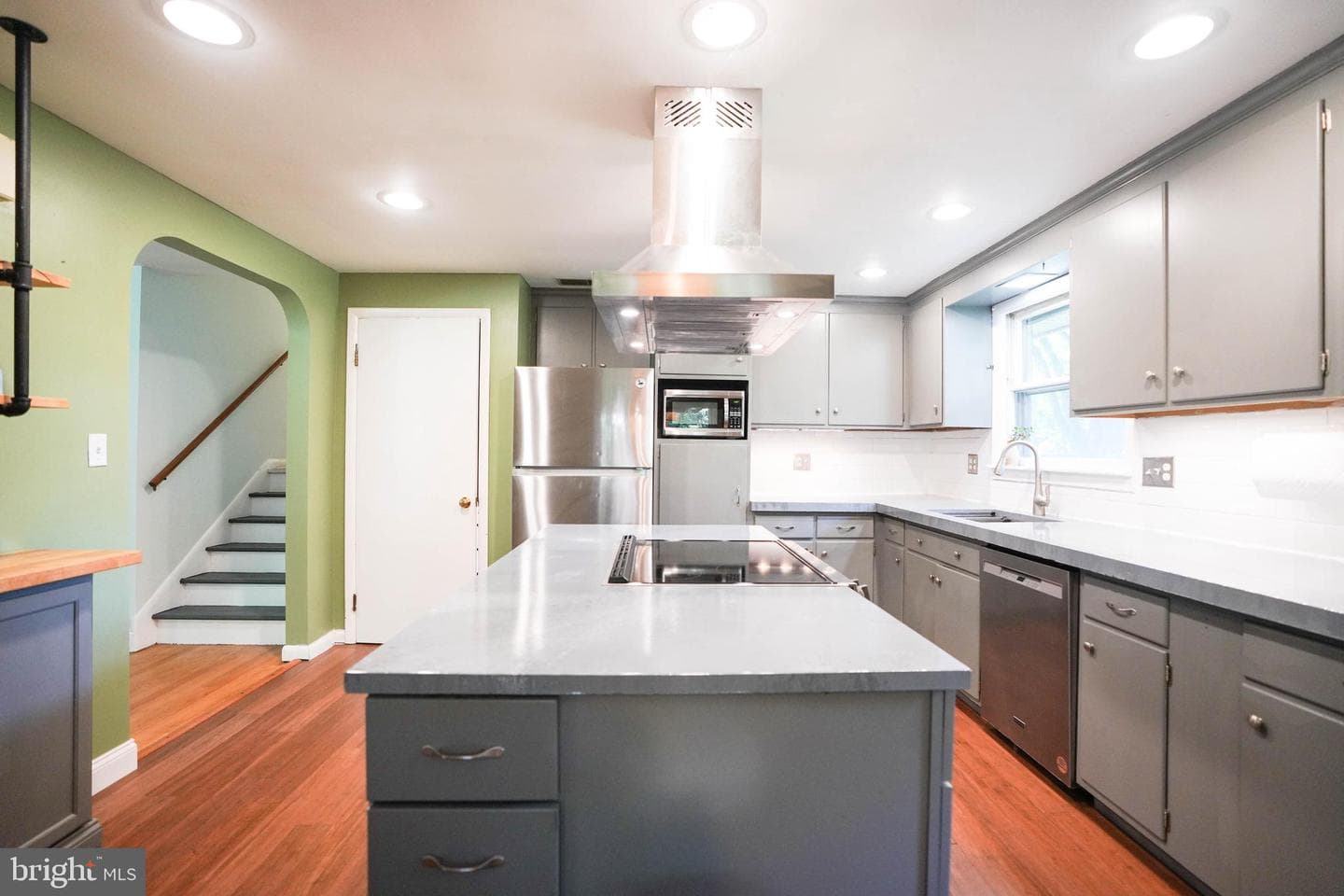 105 Mayfield Drive photo 4