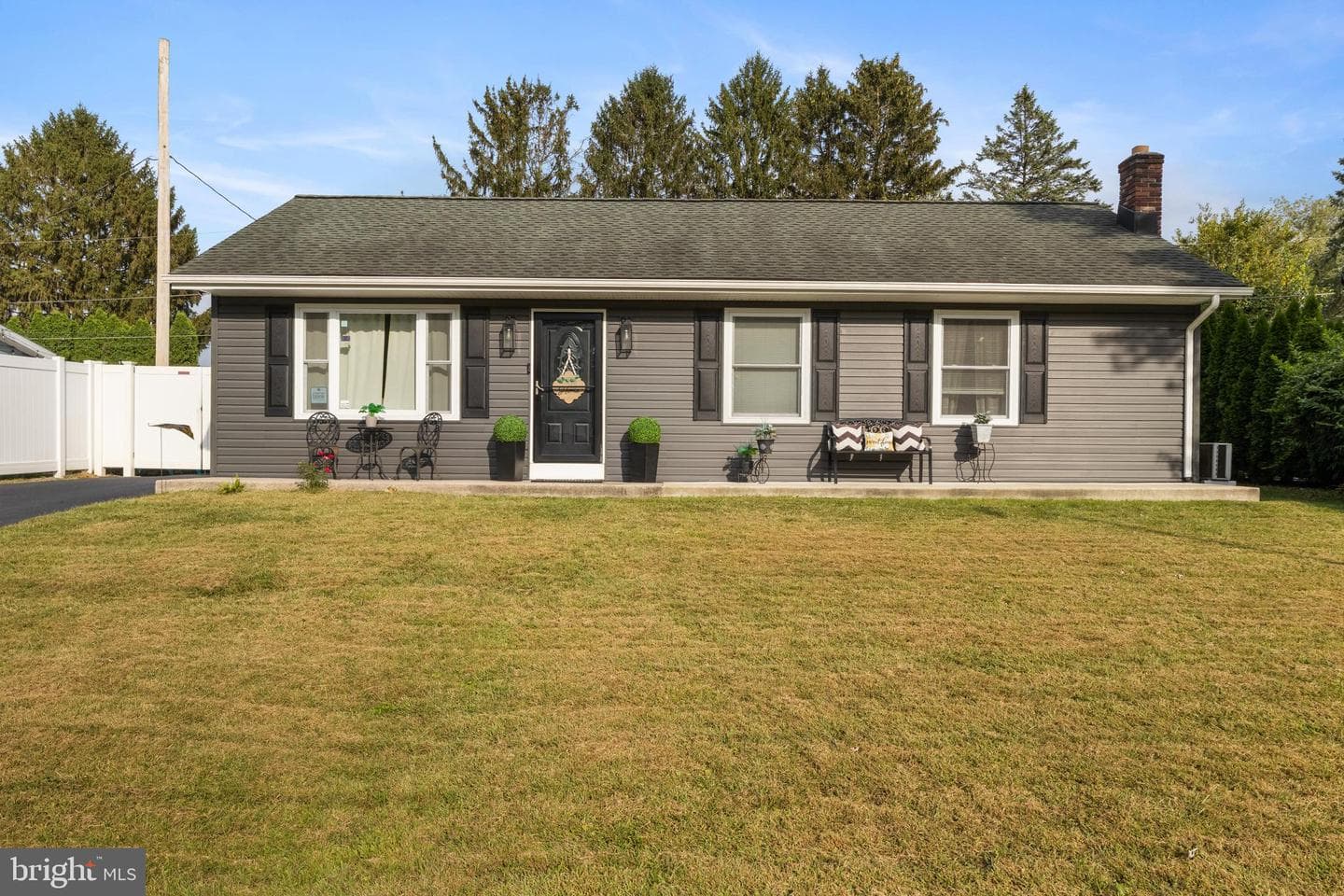 1070 James Avenue photo 2