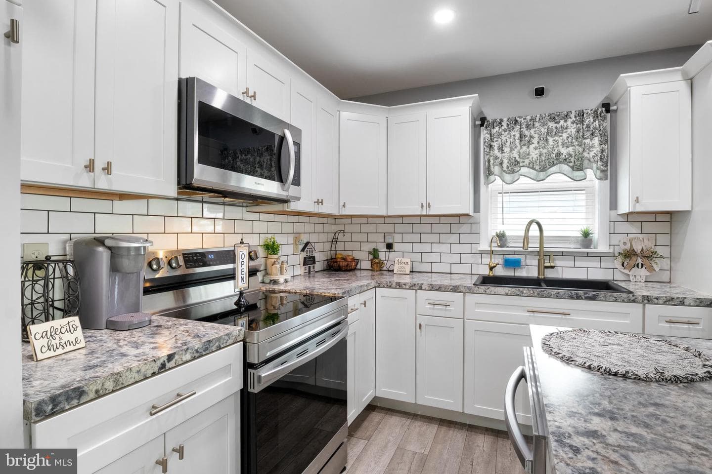 1070 James Avenue photo 8