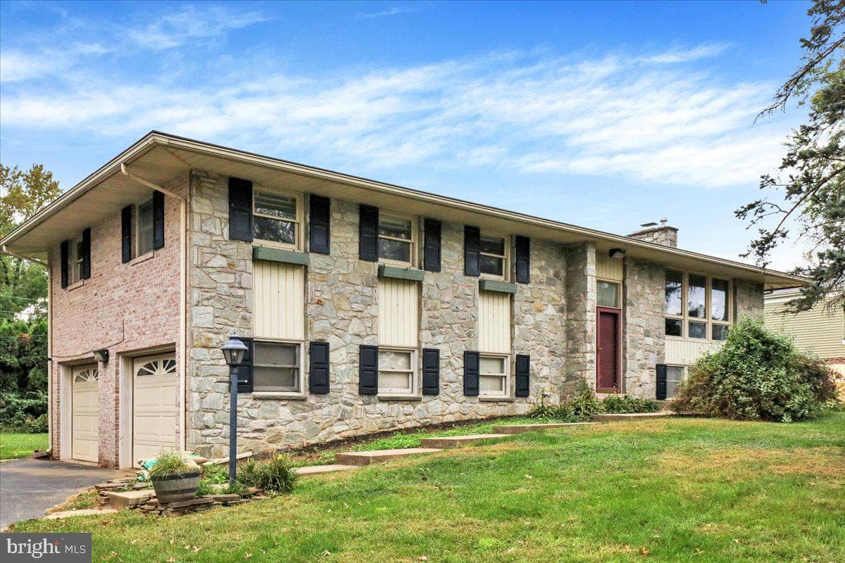 1958 Geraldson Drive photo 2