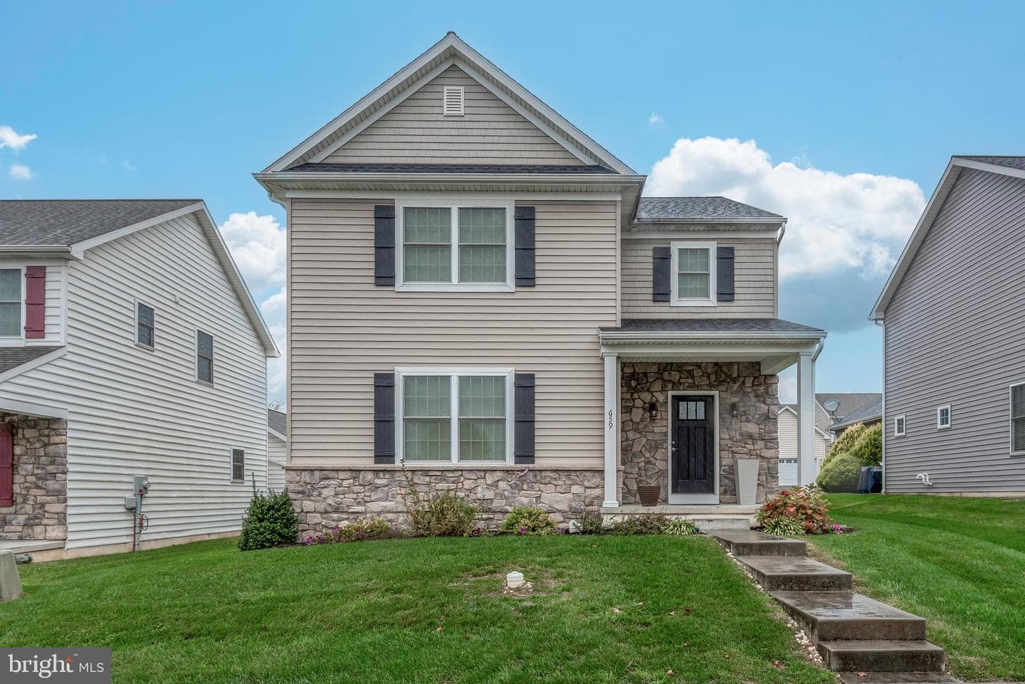 659 Chiswell Place photo 1