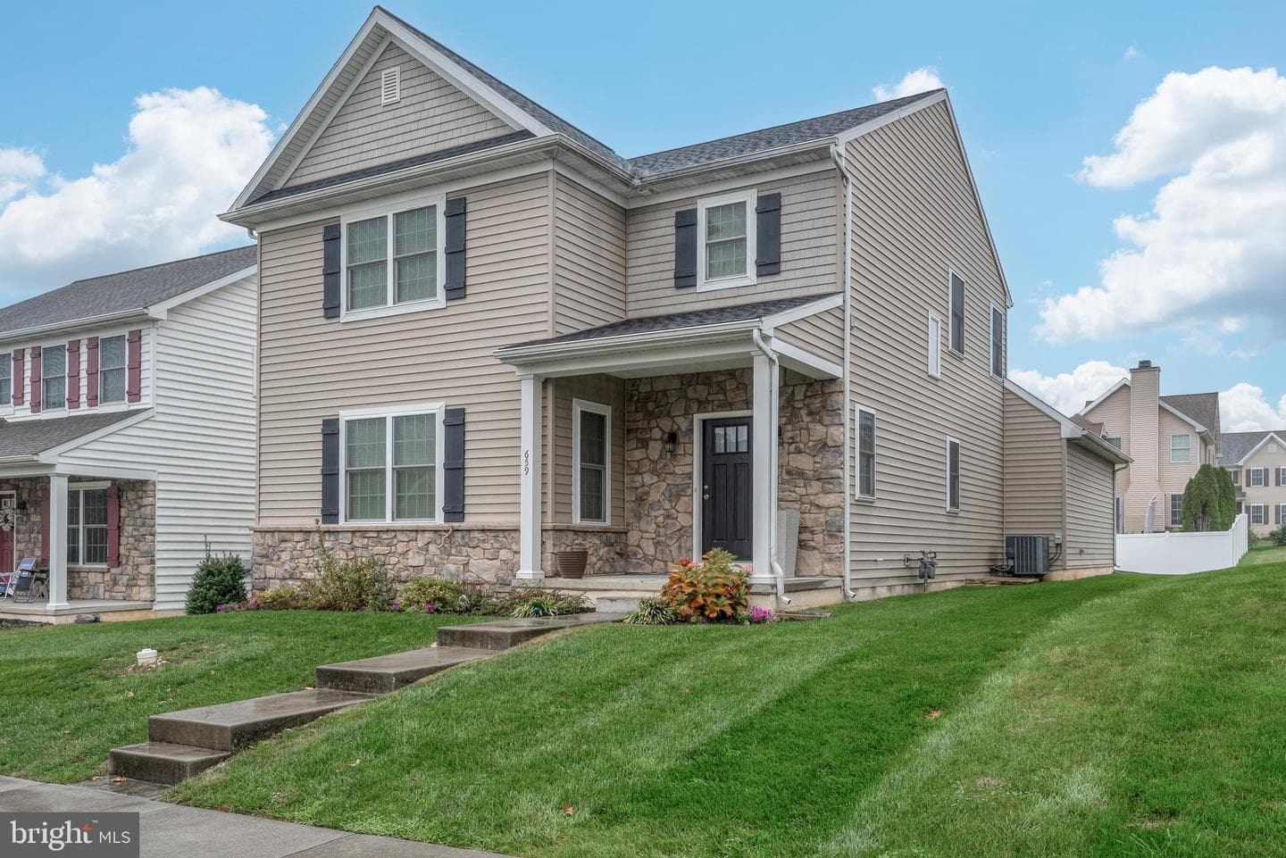 659 Chiswell Place photo 2