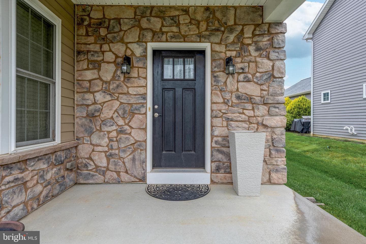659 Chiswell Place photo 4